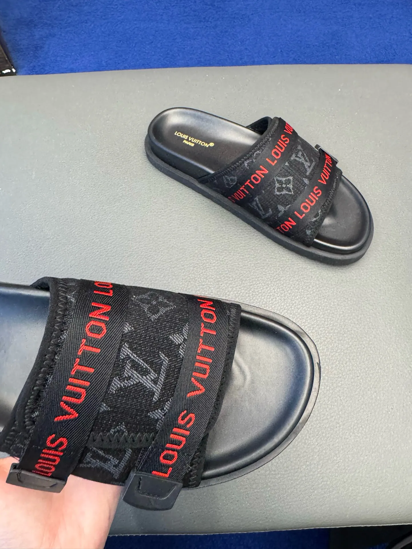 [L Home] P: 340💰Size: 38-45 Top purchasing lv men's summer slippers, classic presbyopia with soft real leather lining, unique color splicing effect, distinctive personality, fashionable and trendy essential style, light and comfortable. Lightweight and tough rubber insole, micro ridged foam outsole, super comfortable!